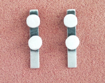 BOTONES I: Handgemaakte zilveren stud oorbellen met twee omtrek