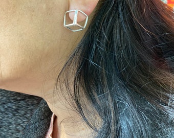 Medium silver stud earrings with the shape of a cube. Light, tridimensional, volumetric, different.