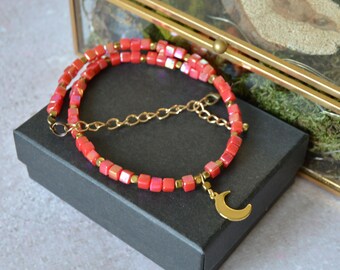 Handgefertigtes rotes Perlenchoker: Halskette mit goldenem Mondanhänger