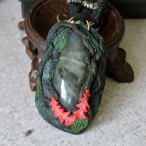 Crimson Nirnroot pendant with labradorite, Skyrim jewelry, Skyrim landscape necklace, Gift for gamer