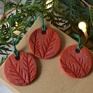 Terracotta kerstornamenten met reliëf: handgemaakte cadeaukaartjes van klei, set van 3