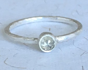 Anillo de plata con diamante amarillo hecho a mano: textura martillada, piedra natal de abril