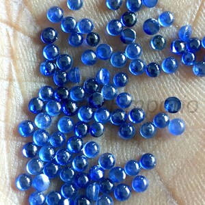 Cabochons ronds en saphir bleu naturel taille 2 mm. Couleur bleu foncé. Pierres précieuses d'excellente qualité. Prix par lot.