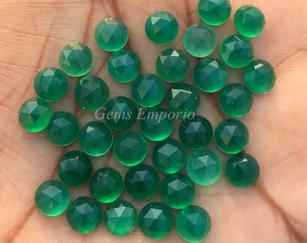 DEUX cabochons ronds vert émeraude calcédoine taille rose 6 mm. Bonne qualité. Calcédoine teintée.