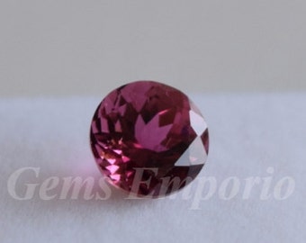 Natuurlijk roze toermalijn gefacetteerd rond, maat 7 mm. Edelsteen van uitstekende kwaliteit. Elegant stuk voor in de ring.