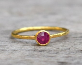 Gold Stapelring, Rubin Ring, Handgemachter Ring mit Gehämmerter Textur, Natürlicher Rubin Größe 4mm, Alternative Verlobungsring, Juli Birthstone Ring