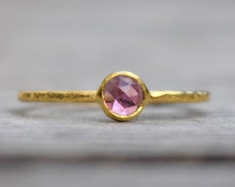 Anillo de turmalina rosa, piedra de nacimiento de octubre, anillo apilable de oro, anillo hecho a mano con textura martillada, turmalina rosa tamaño 4 mm, anillo de compromiso.