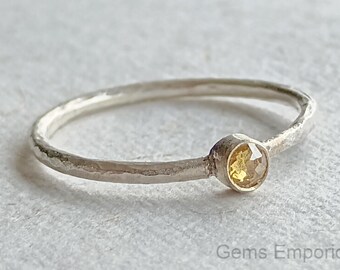 Anillo de plata martillada hecho a mano: diamante amarillo claro, piedra natal de abril