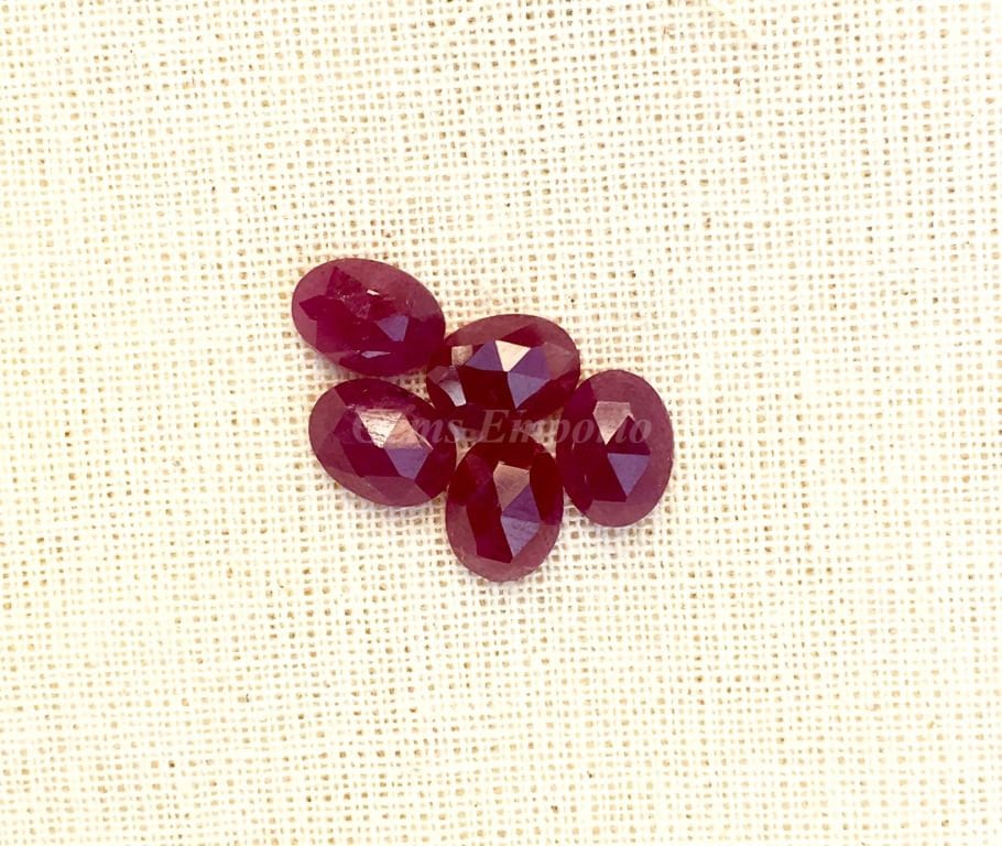 ルビー 7 x 5 mm、6 x 4 mm ローズカットオーバルカボション。天然