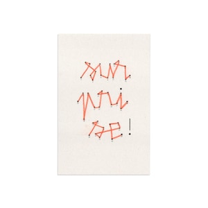 Peut inclure: Une carte blanche avec les mots "You are the" écrits en art de fil rouge.