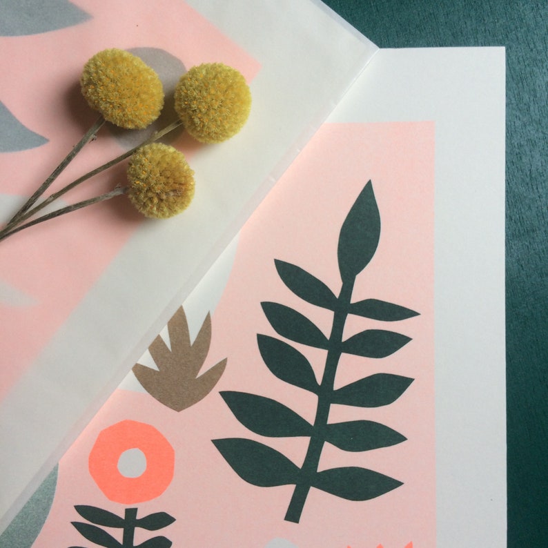 Puede incluir: Una impresi&oacute;n rosa y blanca con un dise&ntilde;o de hojas verdes, formas de hojas marrones y una flor rosa con un centro blanco. La impresi&oacute;n est&aacute; sobre un fondo blanco.