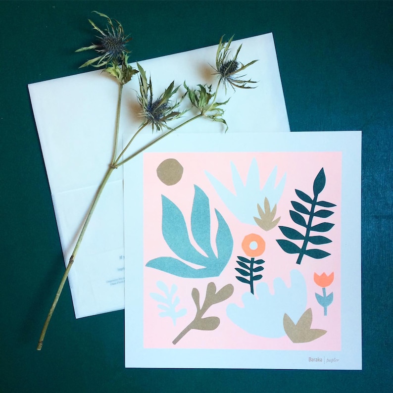 Puede incluir: Una tarjeta rosa con un dise&ntilde;o de flores y hojas recortadas en papel de colores. La tarjeta est&aacute; firmada "Baraka | August".