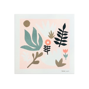 Puede incluir: Un fondo rosa con una variedad de formas de papel recortadas en tonos de verde, marr&oacute;n, blanco y rosa. Las formas incluyen hojas, flores y dise&ntilde;os abstractos. El texto "Baraka / Paper" est&aacute; en la parte inferior de la imagen.