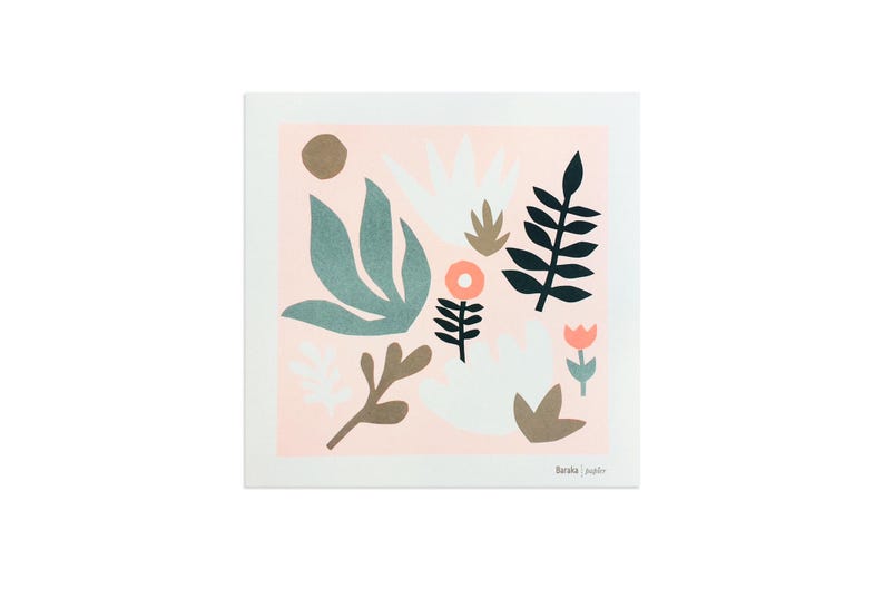 Puede incluir: Un fondo rosa con una variedad de formas de papel recortadas en tonos de verde, marr&oacute;n, blanco y rosa. Las formas incluyen hojas, flores y dise&ntilde;os abstractos. El texto "Baraka / Paper" est&aacute; en la parte inferior de la imagen.