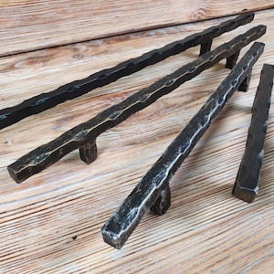 Peut inclure: Quatre poignées de tiroir en métal noir avec une finition martelée. Les poignées ont un aspect rustique et industriel et sont parfaites pour ajouter une touche de style farmhouse à n'importe quelle maison.