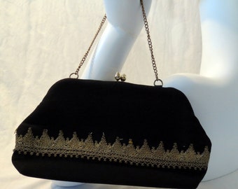 Borsa a mano di metà secolo con chiusura a scatto Kiss Latch in crêpe nera ricamata Zardozi.