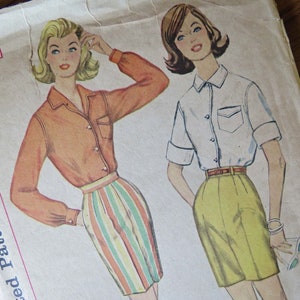Könnte beinhalten: Ein Vintage-Schnittmuster mit zwei Frauen, die verschiedene Outfits tragen. Die Frau links trägt einen gestreiften Rock und ein langärmeliges orangefarbenes Hemd. Die Frau rechts trägt ein weißes Hemd und eine gelbe Shorts. Das Schnittmuster ist mit "Größenmuster 60C" gekennzeichnet.