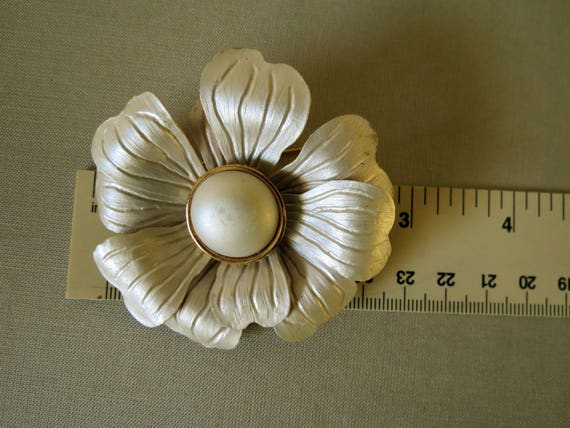 Large Flower Pin/Brooch White Flower Pin Magnolia… - image 3