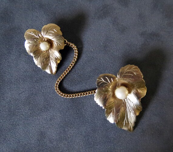 Sarah coventry leaf deals brooch