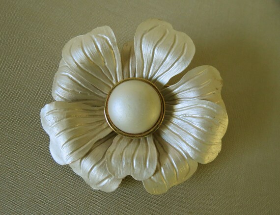 Large Flower Pin/Brooch White Flower Pin Magnolia… - image 4