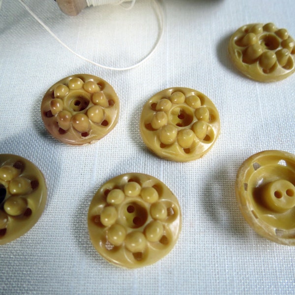 Cottage Chic Vintage Yellow Flower Buttons Set of 6. FREE Shipping in USA