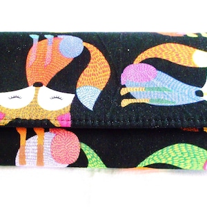 Cartera hecha a mano en tela de algodón Foxy Owl Fox Black & vinilo, clutch, porta chequera, ideas de regalos para ella