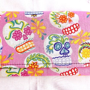 Cartera mini calaveras de azúcar rosa, clutch, porta chequera, hecha a mano, ideas de regalos para ella