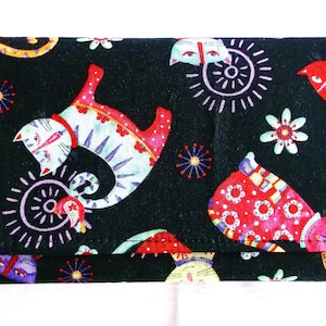 Cartera en Tela de algodón Gatos Caprichosos con fondo negro, clutch, porta chequera, porta tarjetas de crédito