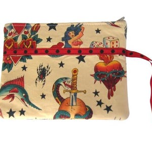 Estuche con cremallera en color beige con diseño de marinero tatuado, bolso de mano con correa, parche de flores, estuche para teléfono celular, billetera, estuche de viaje para joyas para llevar, 6,75" x 5,25"