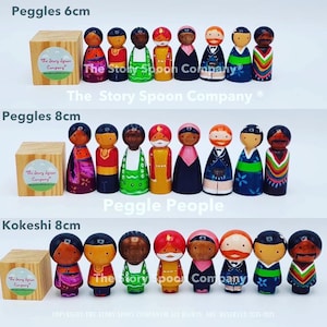 Puede incluir: Conjunto de muñecos de madera que representan diferentes culturas. Los muñecos miden 15 cm y 20 cm de alto. Los muñecos están pintados en varios colores y diseños. Los muñecos están hechos por The Story Spoon Company.