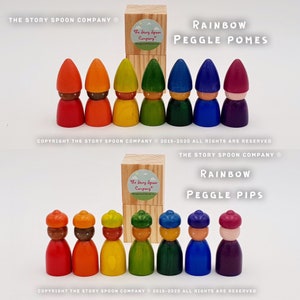 Op de afbeelding: Regenboogkleurige houten pegdolle met hoeden. De poppen zijn gerangschikt in de volgorde van de regenboog, van rood tot paars. De poppen zijn gelabeld met "Rainbow Peggle Pomes" en "Rainbow Peggle Pips".
