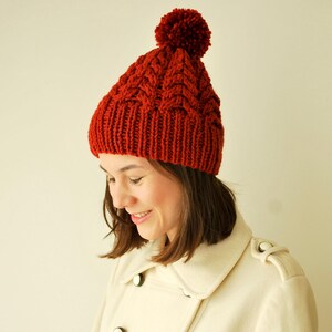 Individuelle Strickmütze - Handgestrickte Mütze - Zopfmuster Damen Wintermütze mit Bommel - Unisex Mütze - Herren Wollmütze - Chunky Pompon