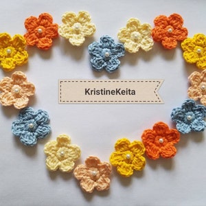 Häkelblumen,15 Blumen,Baumwollblumen,gelb blaue Blumen,Nähen,Kartengestaltung,Scrapbooking,Bastelbedarf,Blumenmotive,Blumen Applikationen