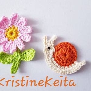 Gehaakte bloem, gehaakte katoenbloem, slak applique, katoenslak motief, roze bloem, oranje bruine slak, kaart maken, naaien, plakboek, ambacht