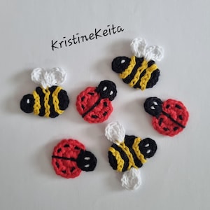 Op de afbeelding: Een verzameling van zes kleine gehaakte applicaties met drie bijen met geel en zwart gestreepte lichamen en witte vleugels, en drie rode lieveheersbeestjes met zwarte stippen en koppen. De tekst KristineKeita staat in het zwart boven de items.