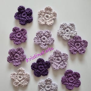 Flores de crochet, 12 flores, flores de algodón, flores moradas, costura, fabricación de tarjetas, flores para álbumes de recortes, flores artesanales, motivos florales, apliques florales