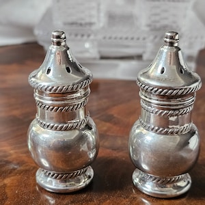 Coppia di saliere e pepiere vintage in argento sterling con puntale. V. Lollo. Ottime condizioni. Pronte all'uso. Spedizione GRATUITA negli Stati Uniti.