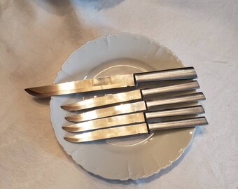 Conjunto vintage de 4 cuchillos de cena de acero inoxidable de hoja afilada y cuchillo de trinchar. Medio siglo. Estados Unidos hizo. Listo para usar. Envíos GRATIS en EE.UU.