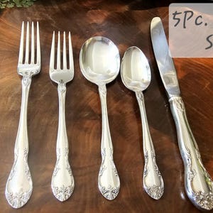 Vintage Gorham New Elegance Tischsets & Serviersets für Besteck. Sehr guter Zustand. Poliert, sofort einsatzbereit.  Versand kostenlos in USA.