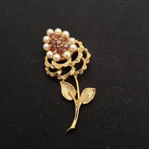 Vintage Brooch with Amethyst coloured crystal stones and pearls. In great condition. Gold look. Ready to wear. Ships FREE in the USA.