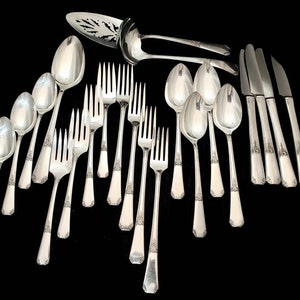 Vintage Tafelsilber Set für 4 plus drei Servierteile. Von Wm. A. Rogers. Rio, 1939. Exzellenter Zustand. Poliert, sofort einsatzbereit. Versand kostenlos in USA