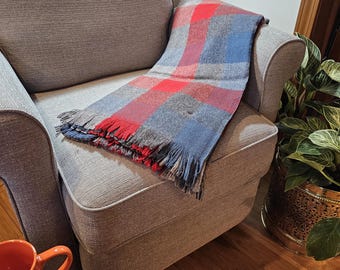 Wunderschöne Blues & Reds Merino Wolle Decke. Nie benutzt. Original-Etiketten und Karton. Dieser Überwurf ist sauber und sofort einsatzbereit. Versand kostenlos in USA