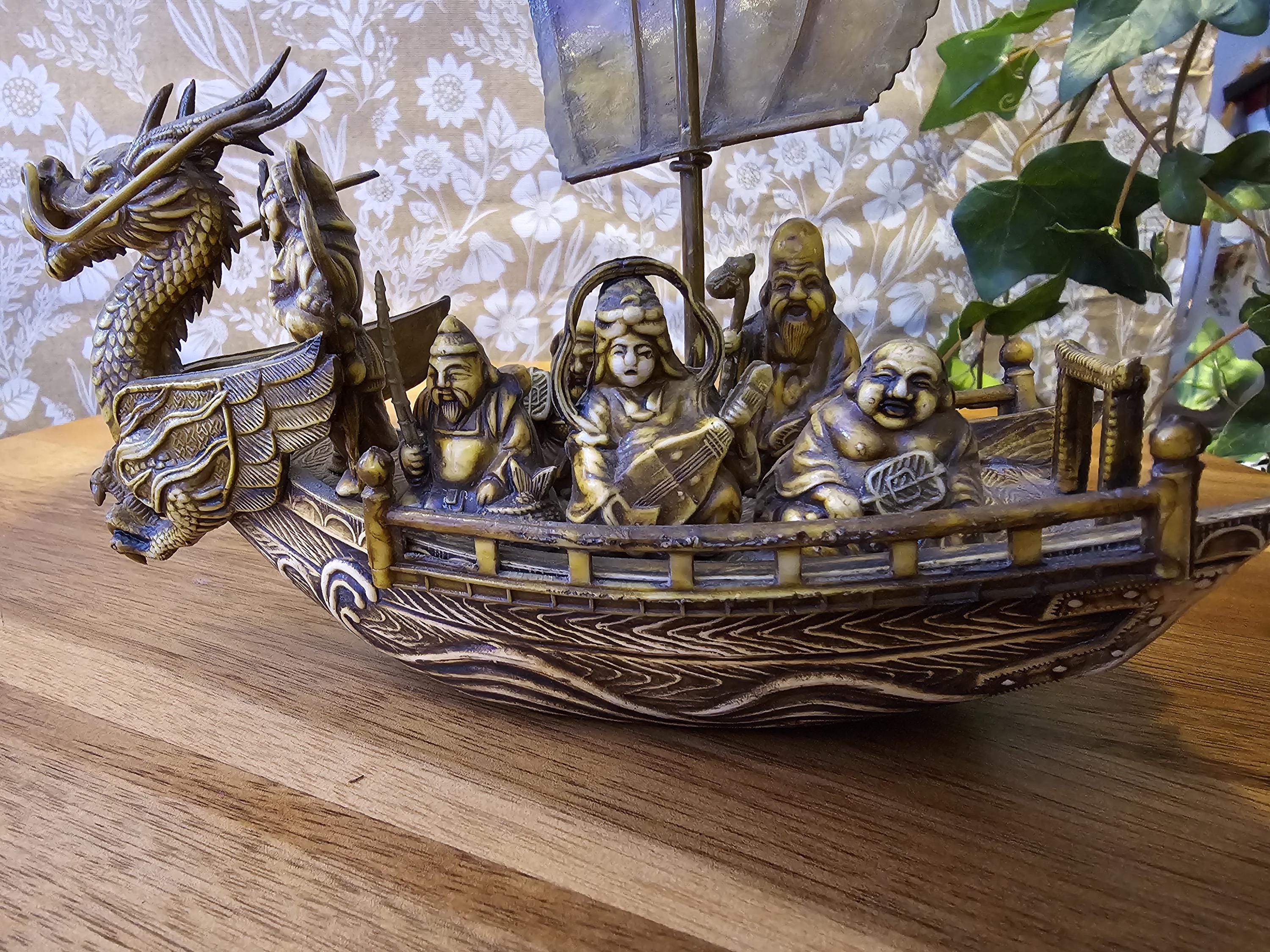 日本の6人の幸運の神が船に乗って龍の船首像を飾っています。すべて