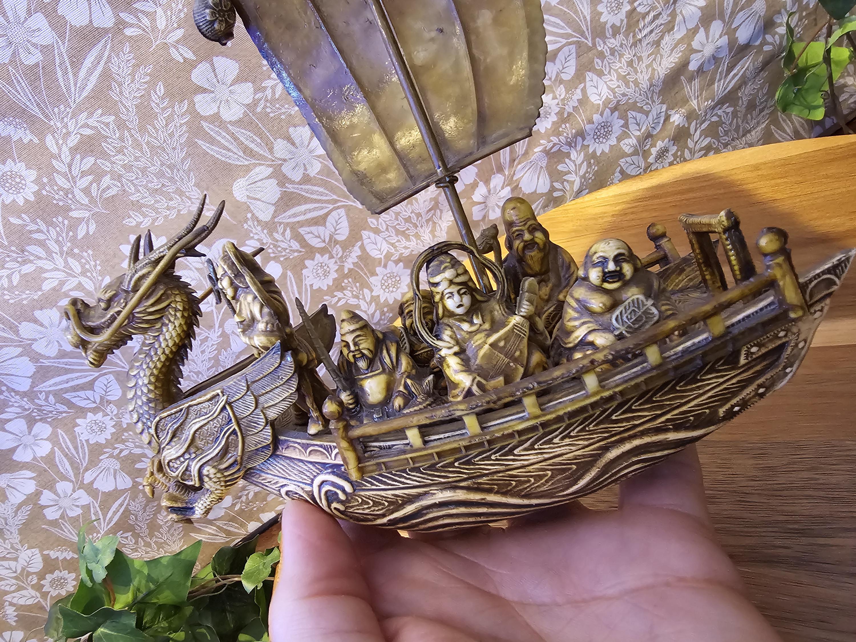 日本の6人の幸運の神が船に乗って龍の船首像を飾っています。すべて