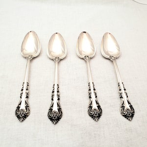Set di 4 cucchiaini in argento sterling. Capolavoro della International Silver Co. Progettazione dettagliata. Condizioni eccellenti. Lucidato. Spedizione GRATUITA negli Stati Uniti