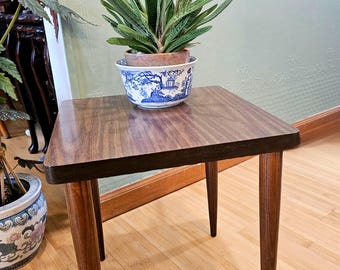 Mesita auxiliar moderna de mediados de siglo, cuadrada de 40 cm (16"), con patas cónicas de madera pulida. Mesita auxiliar minimalista vintage de los años 60. Envío GRATIS en EE. UU.