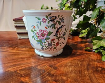 Cache-pot en porcelaine tendre. Fabriqué en Angleterre. Oiseaux, fleurs. Patter de Pembroke. Très bon état. Pas de puces. Pas de craquelures. Pas de fissures. Expédié GRATUITEMENT aux États-Unis.