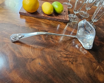 Vintage One Peice Gran Cucharón de Plata. Úselo para servir bebidas, sopas y guisos. Buen peso. Perfecto estado. Pulido. Envíos GRATIS en EE.UU.