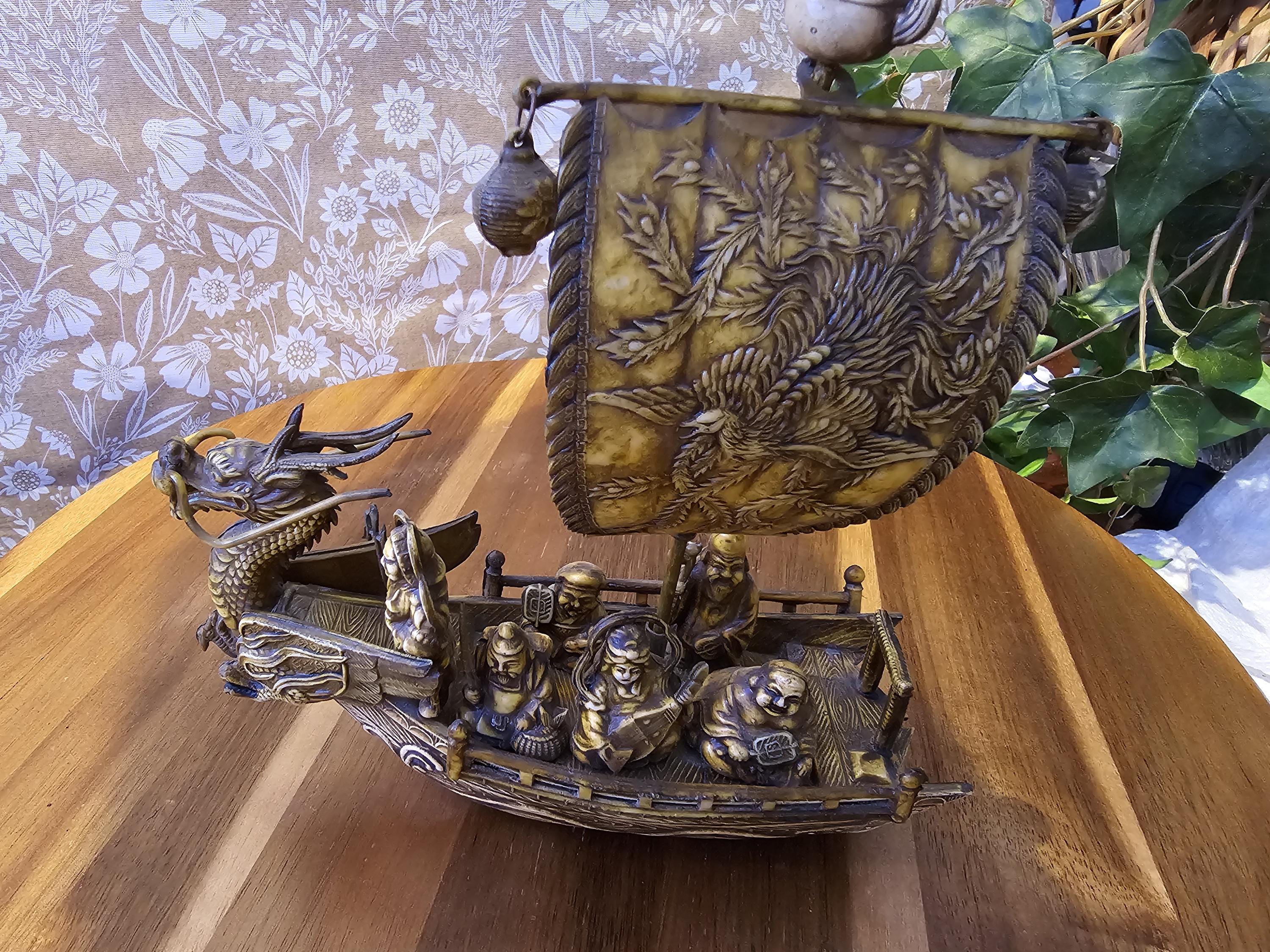 日本の6人の幸運の神が船に乗って龍の船首像を飾っています。すべて