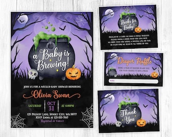 Op de afbeelding: Een Halloween-thema baby shower uitnodiging met een zwarte ketel, groene drank en een pompoen. De tekst luidt "a Baby is Brewing!" en "Olivia Swan".